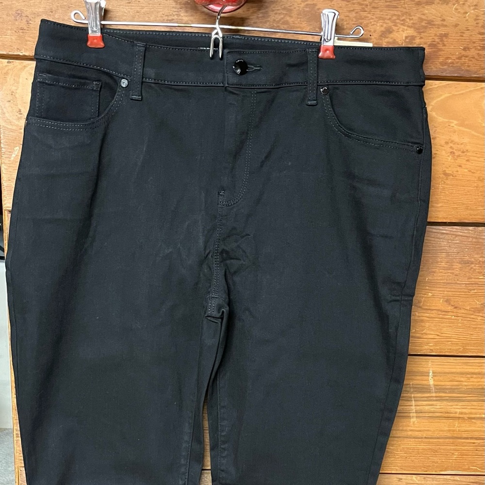 Women’s jeans Chico size 2 (14) black NWT Girlfriend Slim Ankle